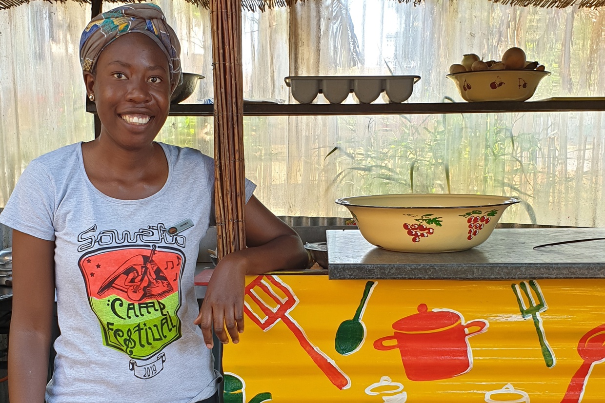 Image showing local woman in Soweto on a foodie street tour with Gonana Travel | Jonas Sandström image credits